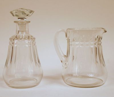 une paire de cruches en verre transparent posées sur une surface blanche