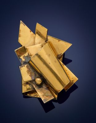 un gros plan d'un objet métallique sur une surface bleue