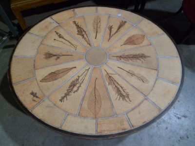 une table circulaire ornée d'un motif de plumes