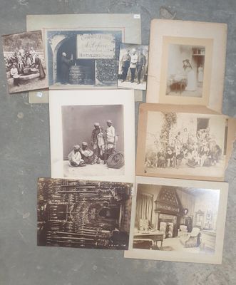 de nombreuses vieilles photos de personnes et d'animaux accrochées au mur