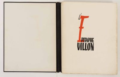 un livre ouvert sur lequel figure l'image du chiffre un