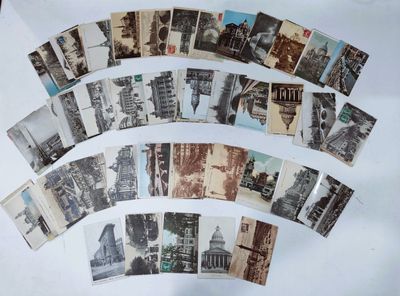 beaucoup de vieilles cartes postales sur la table
