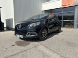 une voiture noire garée devant un bâtiment