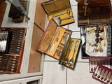 de nombreux types d'argenterie dans une vitrine posée au sol