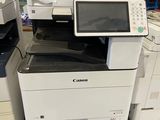 de nombreuses imprimantes et scanners différents dans un grand entrepôt