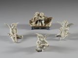 cinq figurines d'anges assis sur un bateau