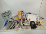 many items that are sitting on a table