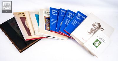 plusieurs livres sont empilés sur une surface blanche