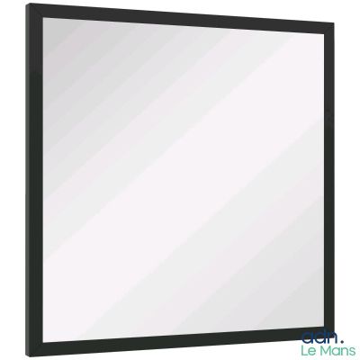 un gros plan d'un miroir à cadre noir accroché à un mur blanc