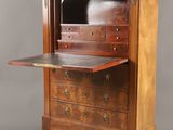 un bureau ancien en bois avec des tiroirs, monté sur roulettes
