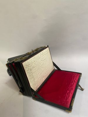 une mallette noire avec une doublure rouge sur le dessus