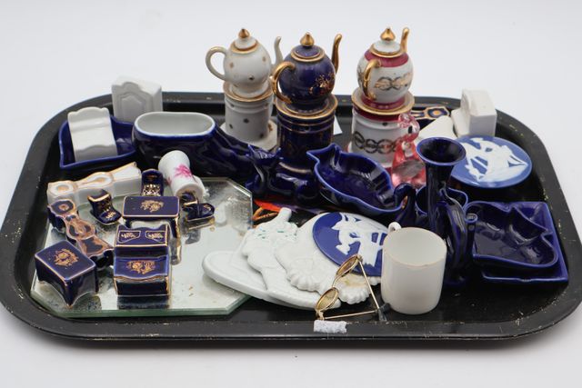 Lot de miniatures en porcelaine de Limoges : (deux boîtes) tisani...