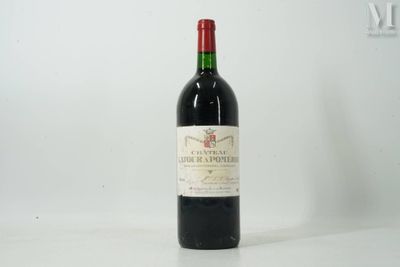 une bouteille de vin posée sur une table