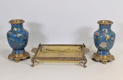 trois vases posés l'un à côté de l'autre sur une table