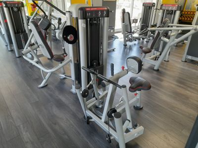 beaucoup d'appareils qui se trouvent dans la salle de sport