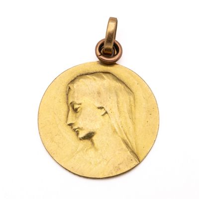 l'image d'une médaille d'or sur laquelle figure le visage d'une femme