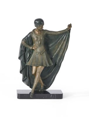 statue en bronze représentant une femme en robe tenant un châle