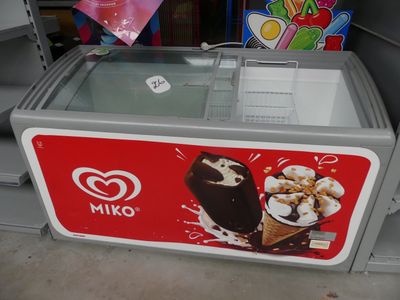 une machine à glaces exposée dans un magasin
