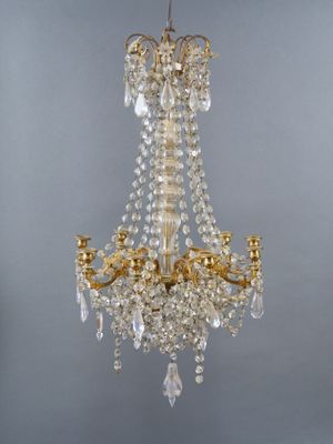 une image d'un lustre suspendu au plafond d'une pièce