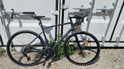 un vélo garé devant un conteneur