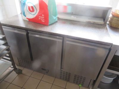 un plan de travail en acier inoxydable sur lequel sont posés un lave-vaisselle et un lave-vaisselle