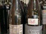 plusieurs bouteilles de vin sont alignées sur une étagère dans un magasin