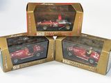 trois boîtes contenant chacune une maquette de voiture de course