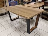 une table en bois avec des pieds en métal dans un magasin