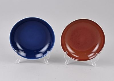 deux assiettes bleues et rouges posées côte à côte sur une surface blanche