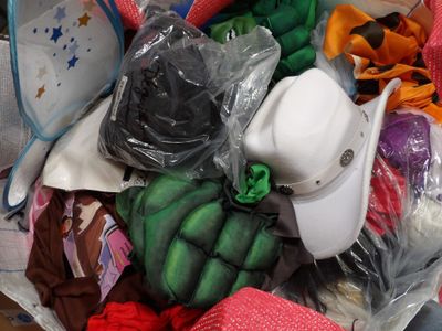un tas de vêtements et de chapeaux dans un sac en plastique