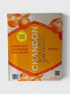 une image représentant un sachet de jus d'orange posé sur une surface blanche