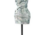 une photo d'une robe sur un mannequin posé sur un support