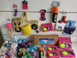 beaucoup de jouets sur la table