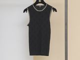 une robe noire suspendue à un portant dans une pièce