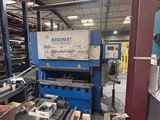 une photo d'une machine qui travaille sur une pièce de métal