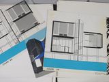 une série de dessins représentant une maison posée sur une table