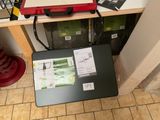 un ordinateur portable posé sur une table à côté d'une borne d'incendie