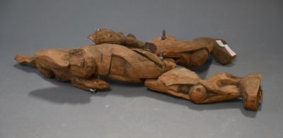 deux morceaux de bois posés l'un à côté de l'autre sur une table