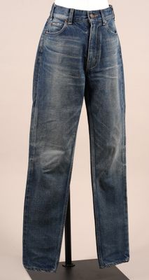 une photo d'un jean sur un mannequin