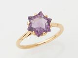 une bague en or avec une pierre d'améthorate au centre