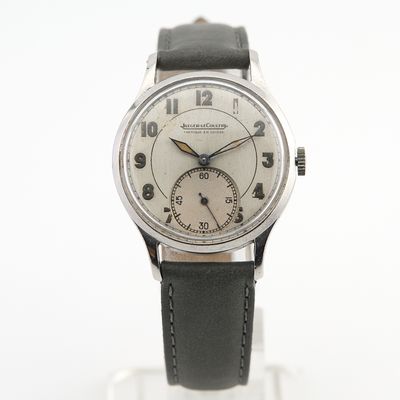 une montre-bracelet en argent avec un bracelet en cuir noir