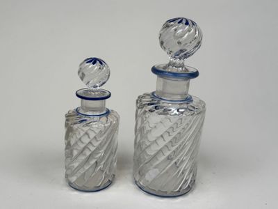 deux bouteilles en verre posées l'une à côté de l'autre