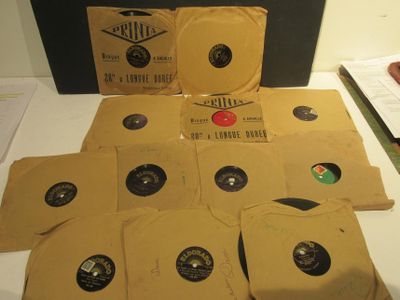beaucoup de disques dans une boîte en carton posée sur une table