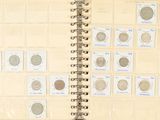 un livre sur lequel sont posées plusieurs pièces de monnaie