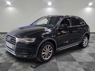 L'Audi QX est garée dans une grande pièce au sol carrelé en damier.