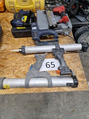 un grand nombre d'outils posés sur une table