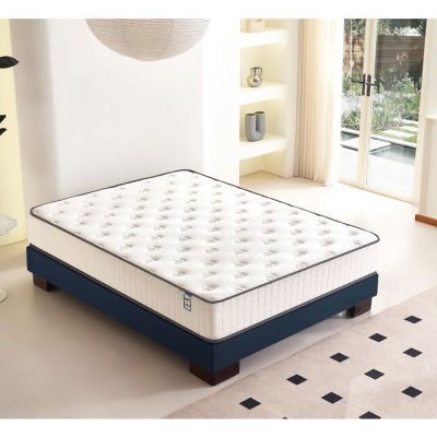 une photo d'un matelas dans une chambre