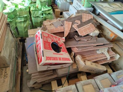 une pile de cartons et de bois dans une pièce