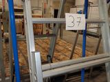 une échelle avec une étiquette de prix dans un entrepôt