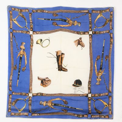 une écharpe bleue avec un motif représentant des bottes de cow-boy et un chapeau
